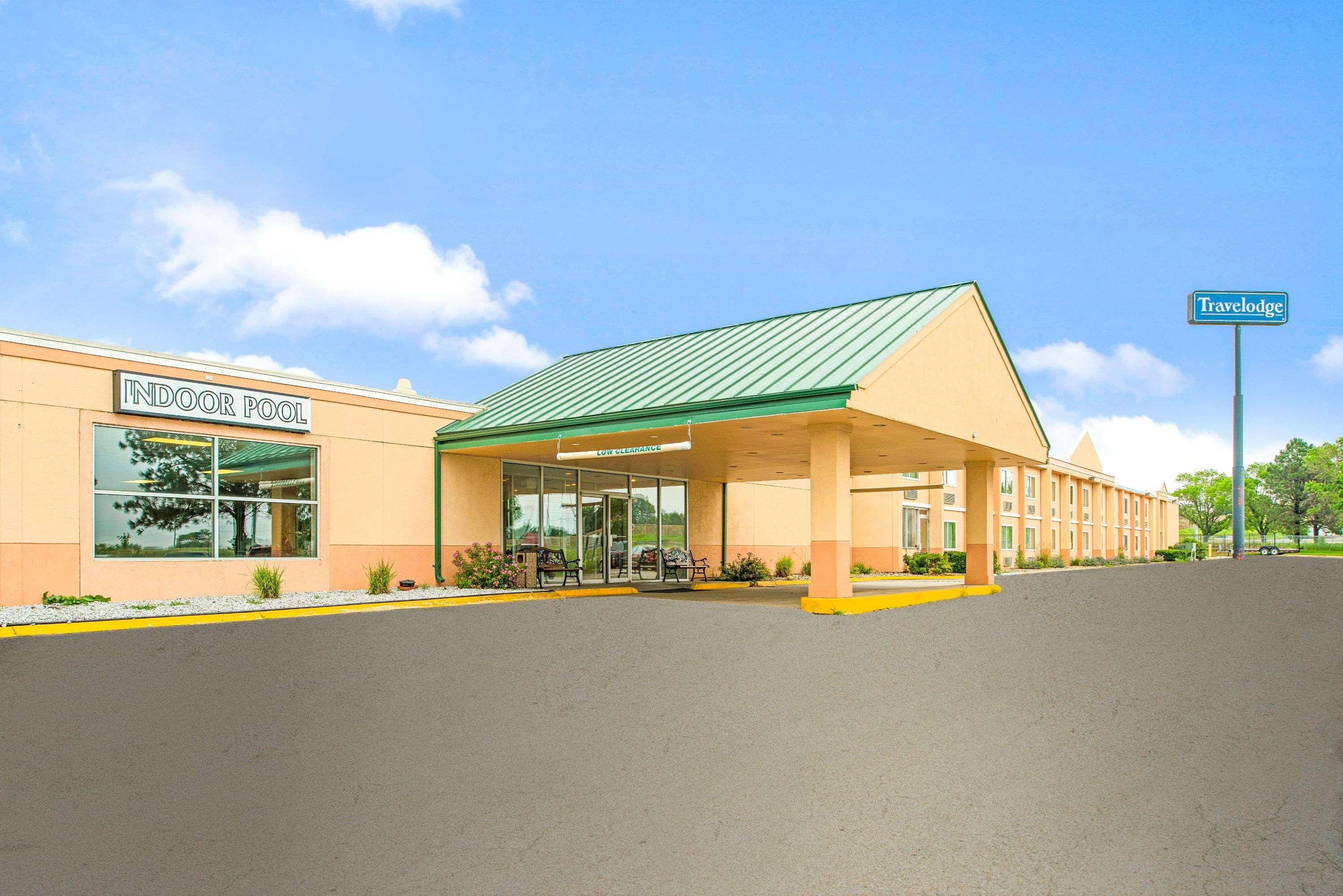 Travelodge by Wyndham Lincoln Airport I 80 - photo 2