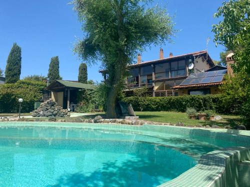 Agriturismo il fragolino — 4-Star Luxury Hotel in Bassano Romano, Italy