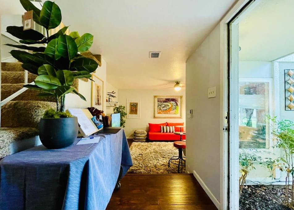 Artists Condo Game Room Patio Near Uc Med Center — 4-Star Luxury Hotel in Sacramento, United States