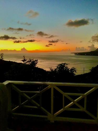 Cozy Private Room with AC Balcony near Airport Beach and Kite surfing in Vieux Fort, Saint Lucia