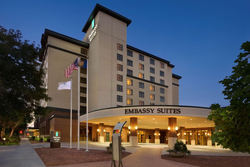 Embassy Suites Lincoln - photo 2