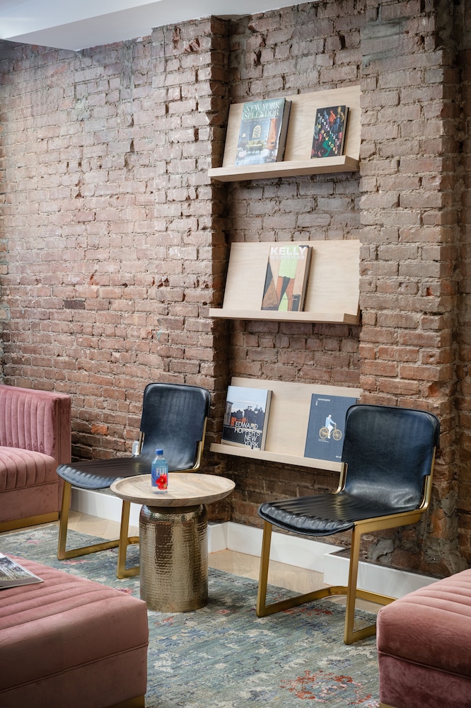 Little Charlie Hotel - photo 2