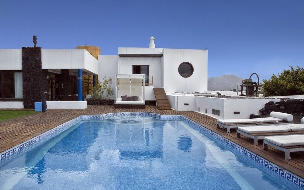 Villa Abaego — 4-Star Luxury Hotel in Playa Blanca, Spain