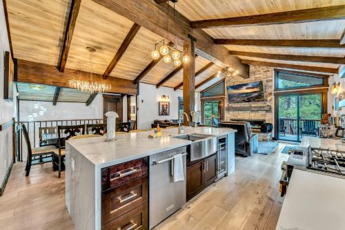 Fire & Ice Spacious Retreat with Hot tub and Fireplace in Truckee, United States