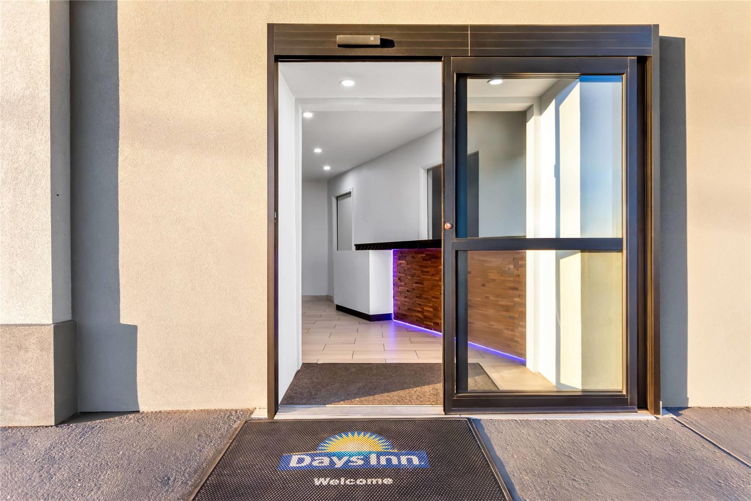 Days Inn by Wyndham Indianapolis East Post Road - photo 8