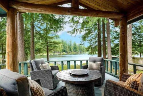 Charming Lakefront Log Cabin — 4-Star Luxury Hotel in Fall City, United States