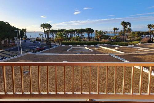 Small Nest Overlooking The Ponds — Palavas Les Flots