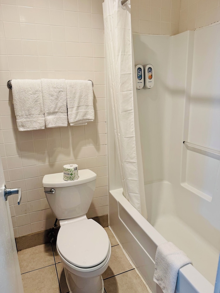 Red Carpet Inn Norwalk - photo 20