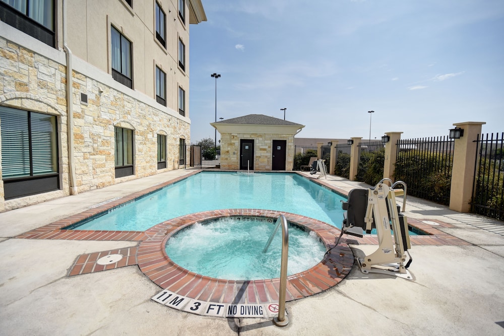 Holiday Inn Express & Suites Del Rio by IHG - photo 38