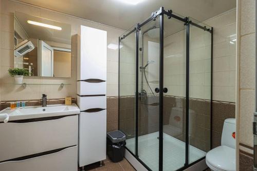 Cosy Central 2 BR Apartment By Wehost