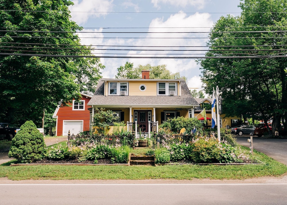 Farmhouse Inn B&B — 4-Star Luxury Hotel in Greenwood, Canada