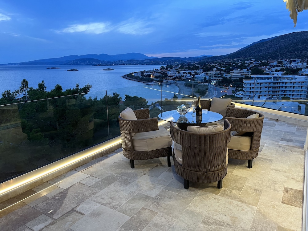 Luxurious 2 Bed Seaside Apartment in Saronida — 4-Star Luxury Hotel in Saronida, Greece