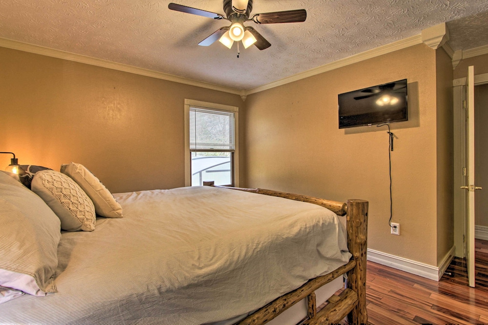 Luxe Cabin with Covered Pool and Smoky Mountain Vistas — 4-Star Luxury Hotel in Sevierville, United States
