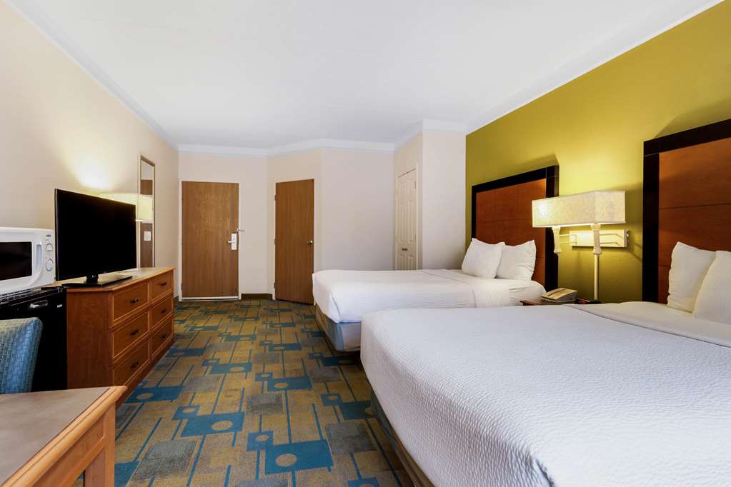 La Quinta Inn & Suites by Wyndham St. Pete Clearwater Airpt - photo 37