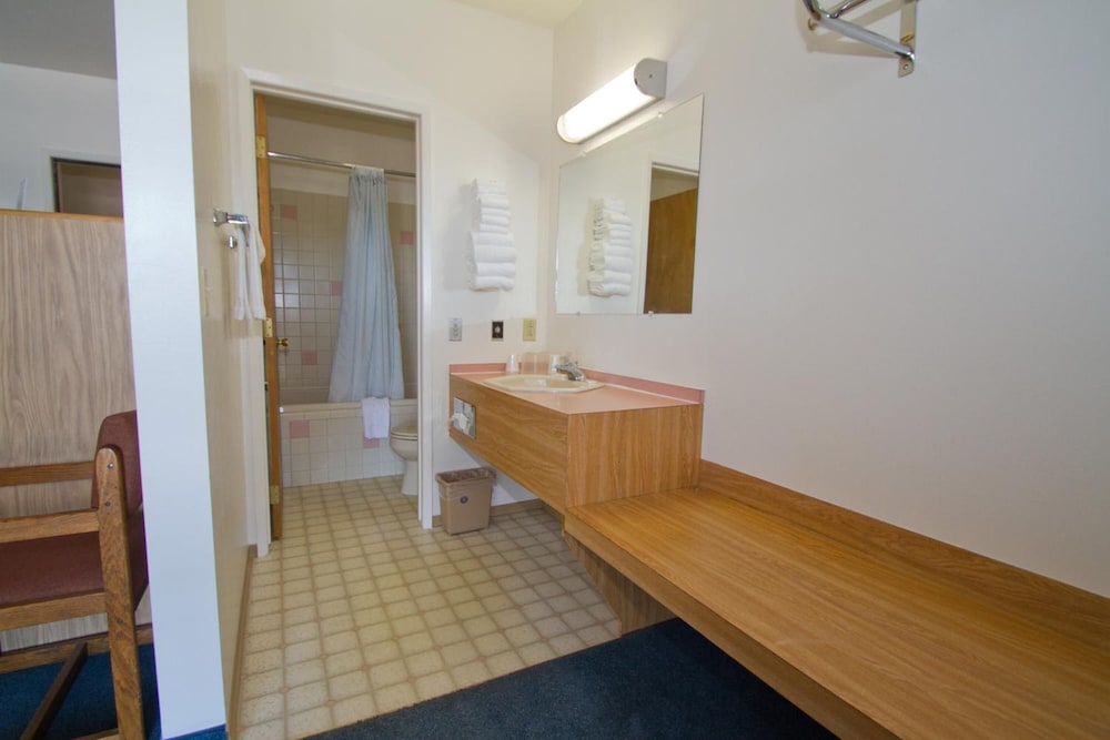 Brooks Street Motor Inn - photo 30