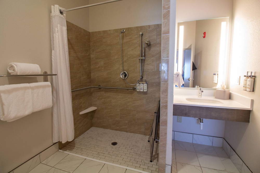 Holiday Inn Express Leland Wilmington Area by IHG - photo 24