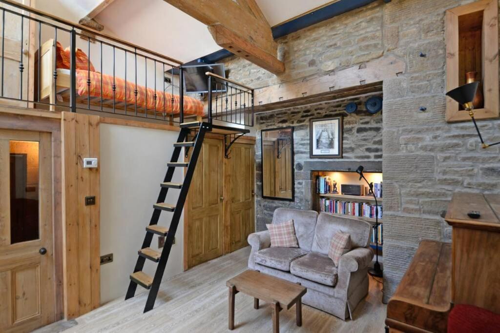 Shed End in 18th Century Lothersdale Mill Bd20 8en