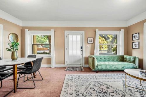 Stylish 1920s Downtown Flagstaff unit with HotTub in Flagstaff, United States