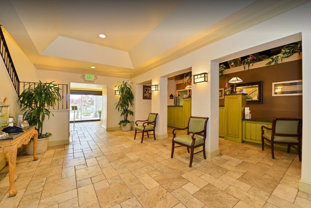 Lions Gate Hotel - photo 2