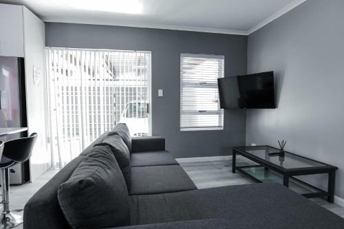 Milo’s Sky Grey Guest House No Load shedding