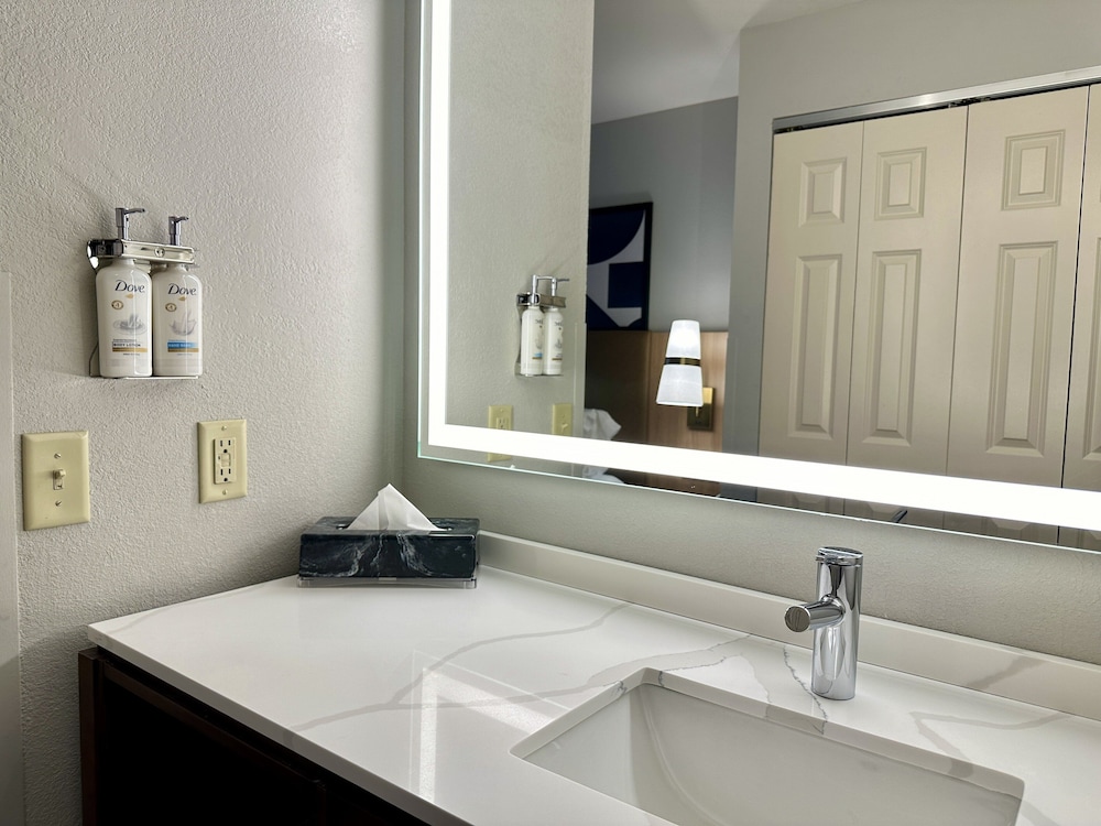 Staybridge Suites Milwaukee West Oconomowoc by IHG - photo 17