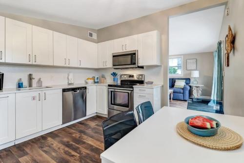 Tropical Beach Bungalow Up 3 bedrooms Across Street from Beach Deck — 4-Star Luxury Hotel in Fernandina Beach, United States