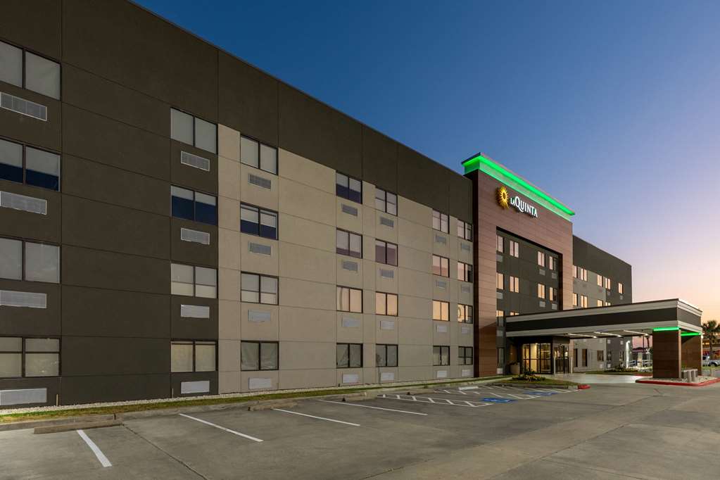 La Quinta Inn & Suites by Wyndham Houston NW Brookhollow - photo 4