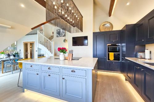 Exclusive 3 Bedroom Penthouse 2 Bath & Mezzanine