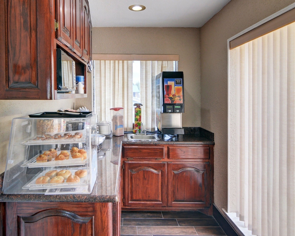 Rodeway Inn Gainesville I 35 - photo 23