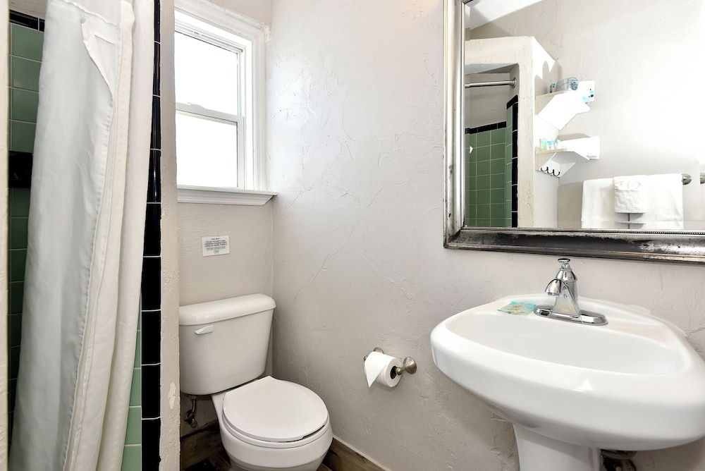 Shoreline Suites & Cabana Cottages - photo 106