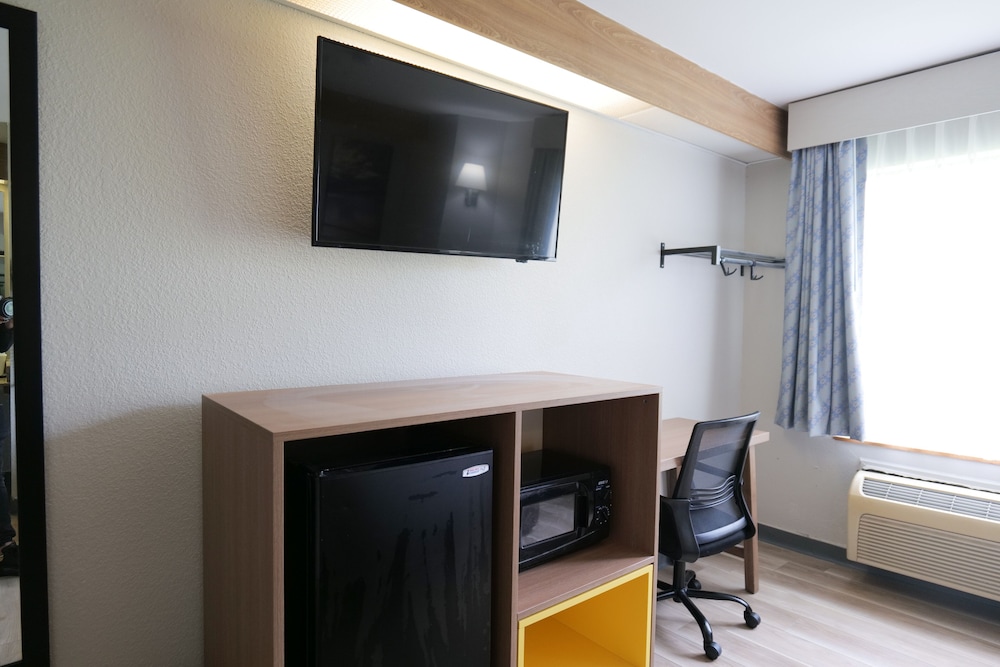 Days Inn by Wyndham Flint Bishop International Airport - photo 5
