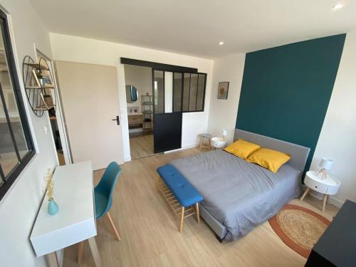 T2 Spacieux Avec Baignoire Balneo En Rdc Sur Cour in Saint-Florentin, France