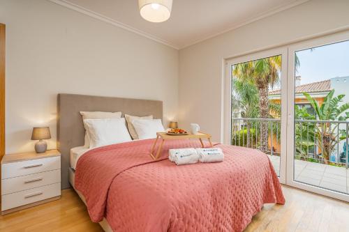 Host Wise Deluxe Spacious House with Terrace & Jacuzzi — 4-Star Luxury Hotel in Portimao, Portugal