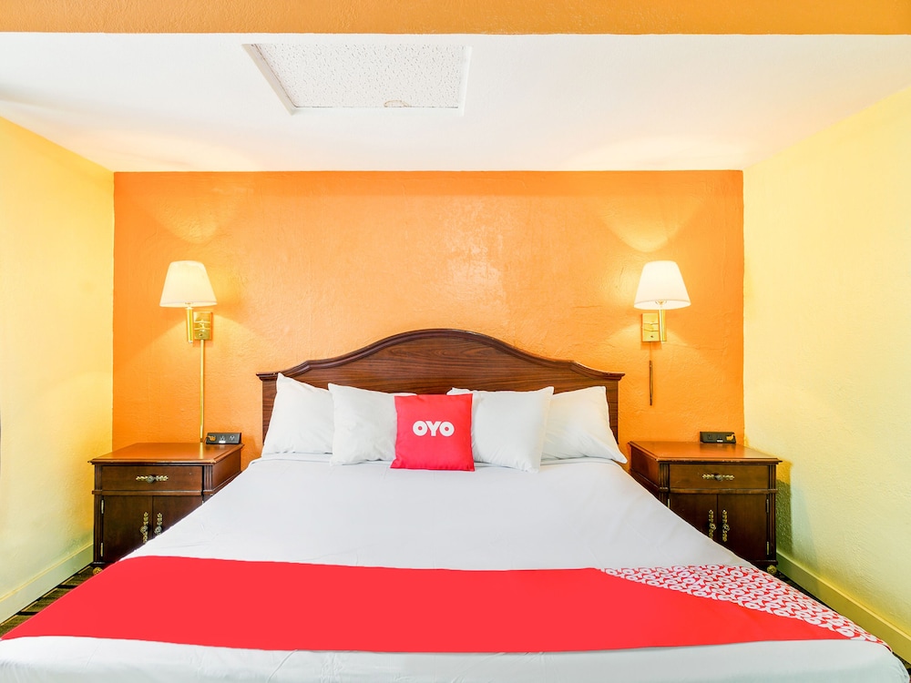 OYO Hotel Downtown Peoria I 74 - photo 12