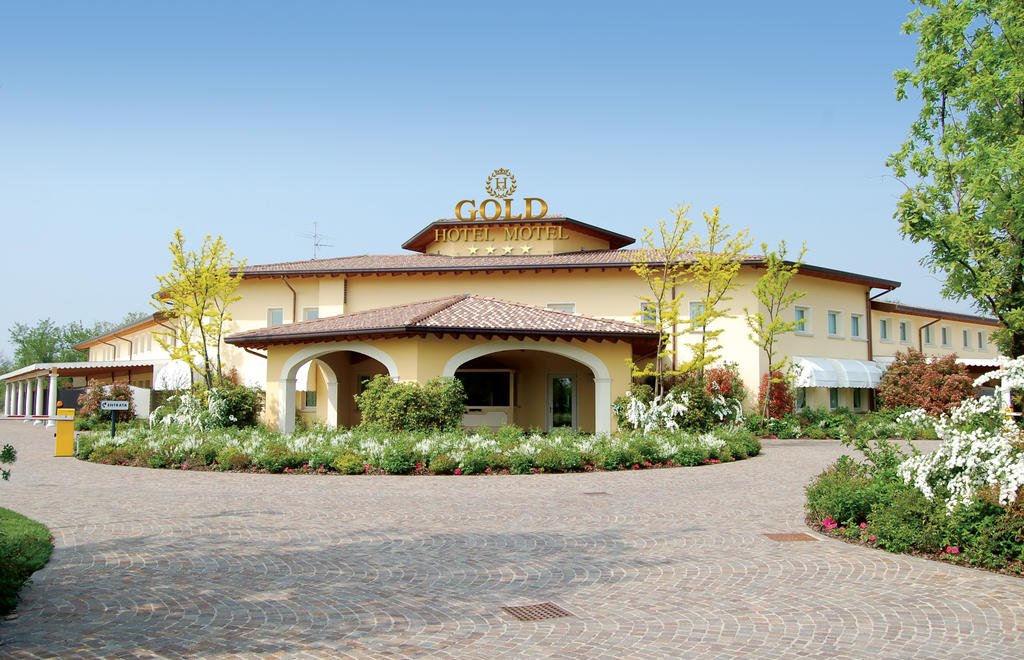 Hotel Motel Gold — 4-Star Luxury Hotel in Calcinate, Italy