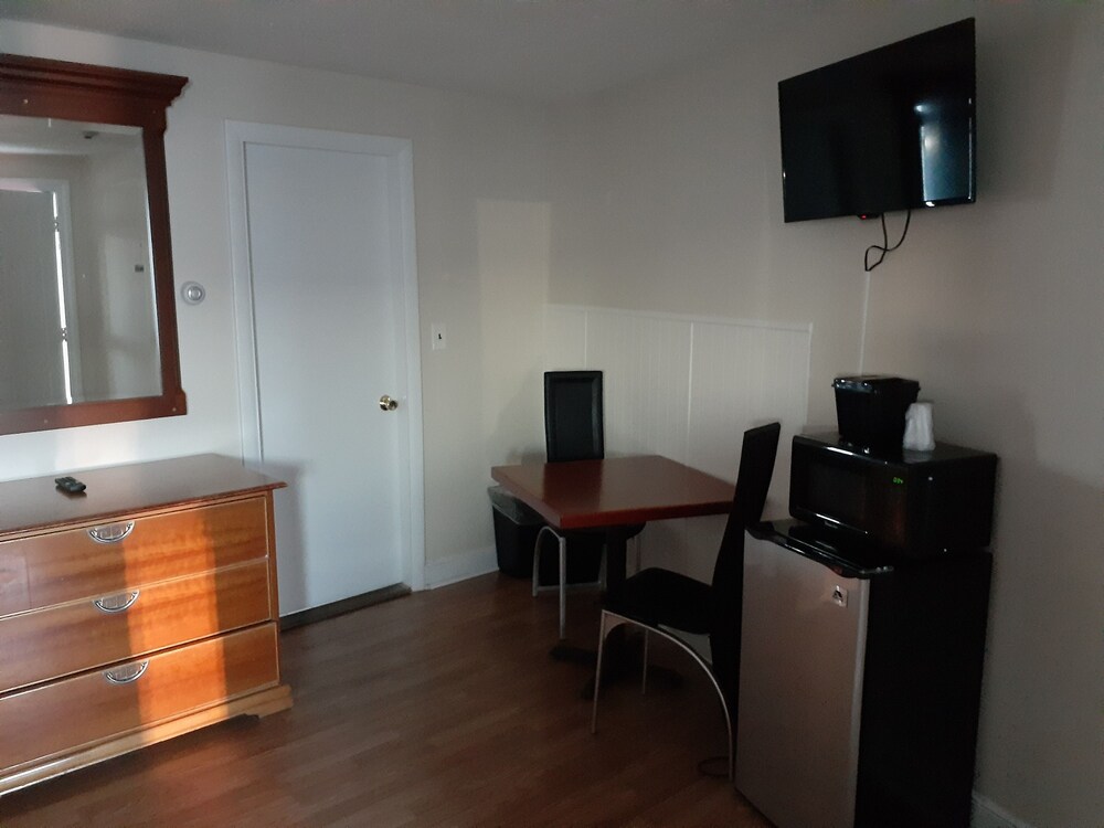 Town Line Motel - photo 21
