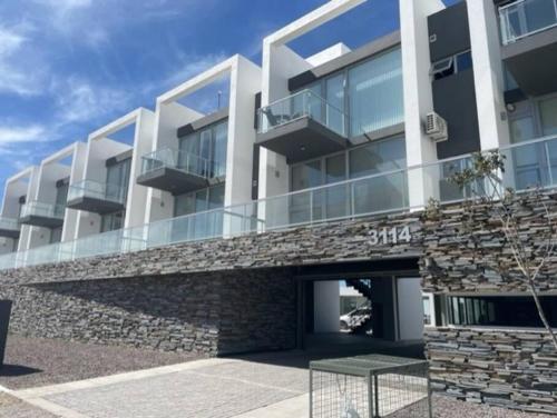 Departamento Nuevo Piscina Techada Climatizada Confort y Calidad a metros del mar — 4-Star Luxury Hotel in Puerto Madryn, Argentina