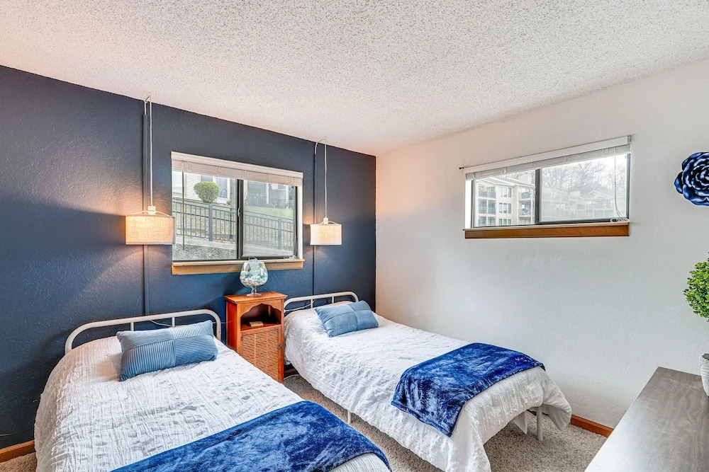 Waterfront Lake Ozark Condo w Access To 2 Pools — 4-Star Luxury Hotel in Lake Ozark, United States