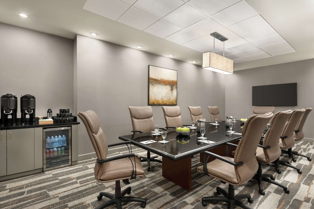 Embassy Suites by Hilton Cleveland Rockside - photo 42