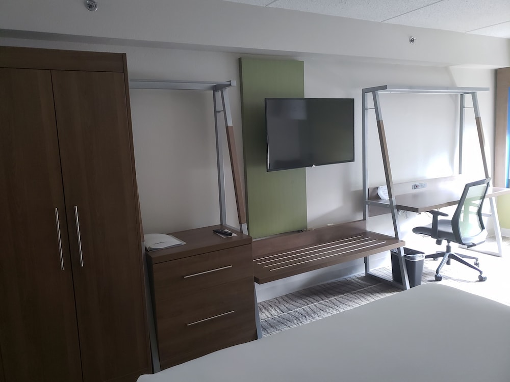 Holiday Inn Express & Suites Raleigh NE Medical Ctr Area by IHG - photo 24