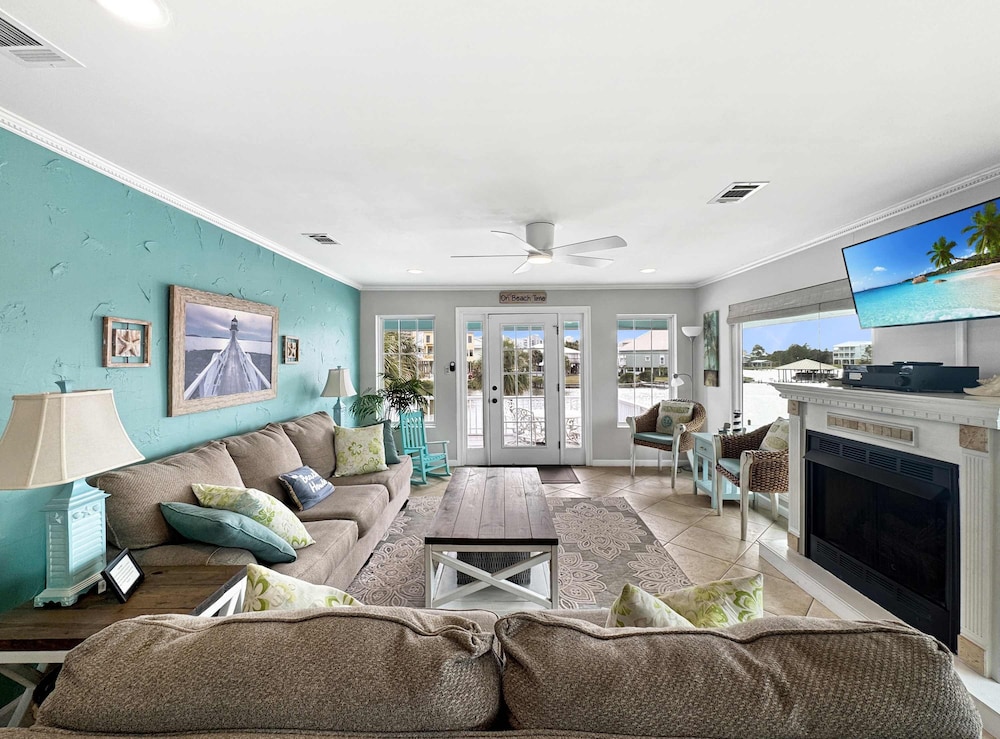 Bonnie Dune Retreat for 8 in Gulf Shores, United States