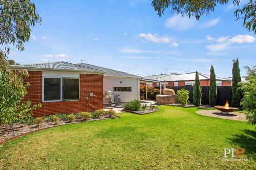 Stylish Indoor Outdoor Sleeps 8 in Cowes, Australia