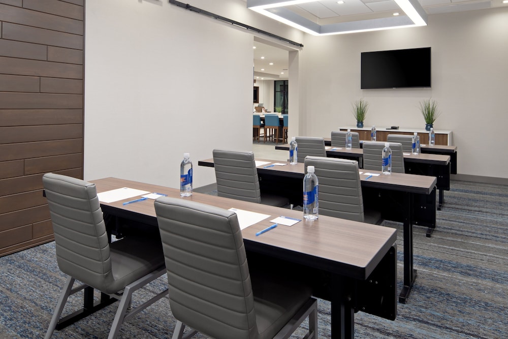 Holiday Inn Express & Suites Valencia Santa Clarita by IHG - photo 41