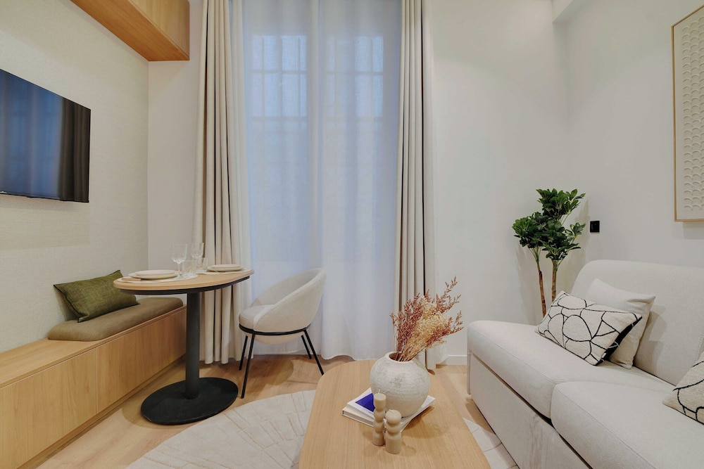 Modern Studio 2P Clignancourt — 4-Star Luxury Hotel in Paris, France