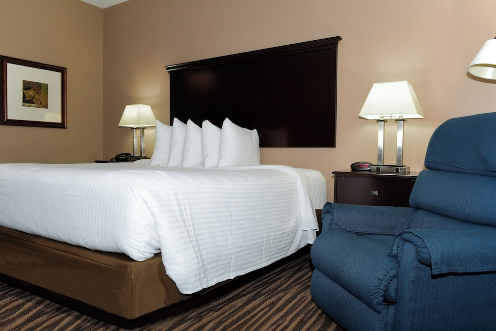 Cobblestone Inn & Suites Denison Majestic Hills - photo 39