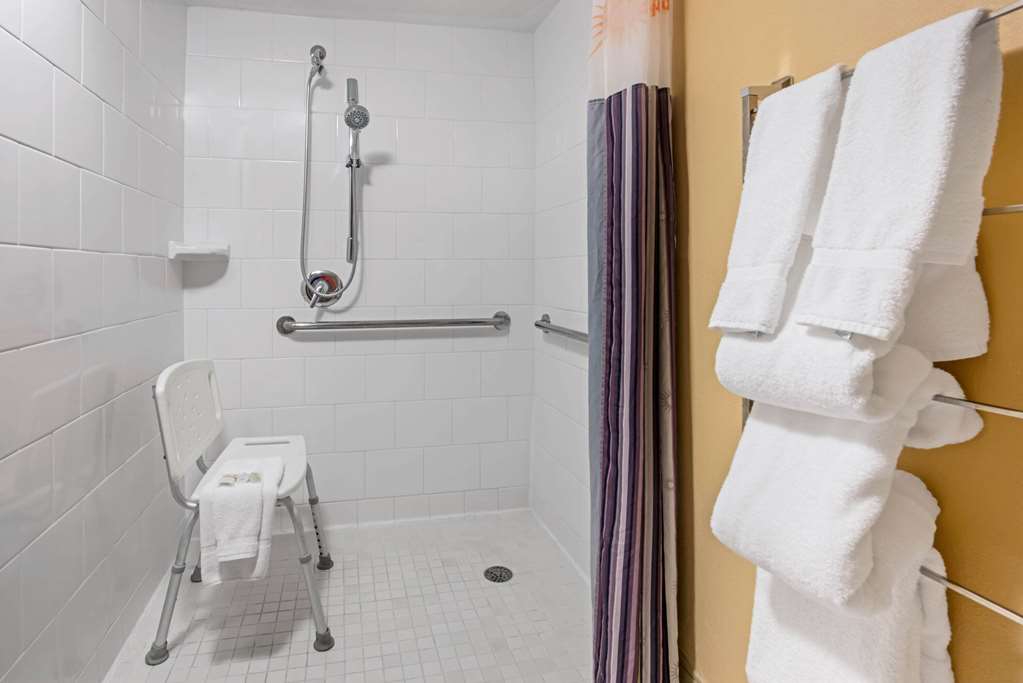 La Quinta Inn & Suites by Wyndham West Palm Beach Airport - photo 20