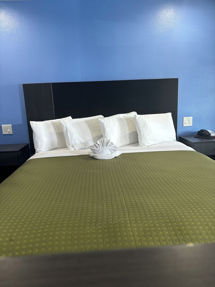Monterey Fireplace Inn - photo 11