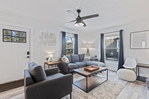 SUPERB 3 Bedroom Home with Game Room Close to Downtown Sleeps 6 — 4-Star Luxury Hotel in Lansing, United States