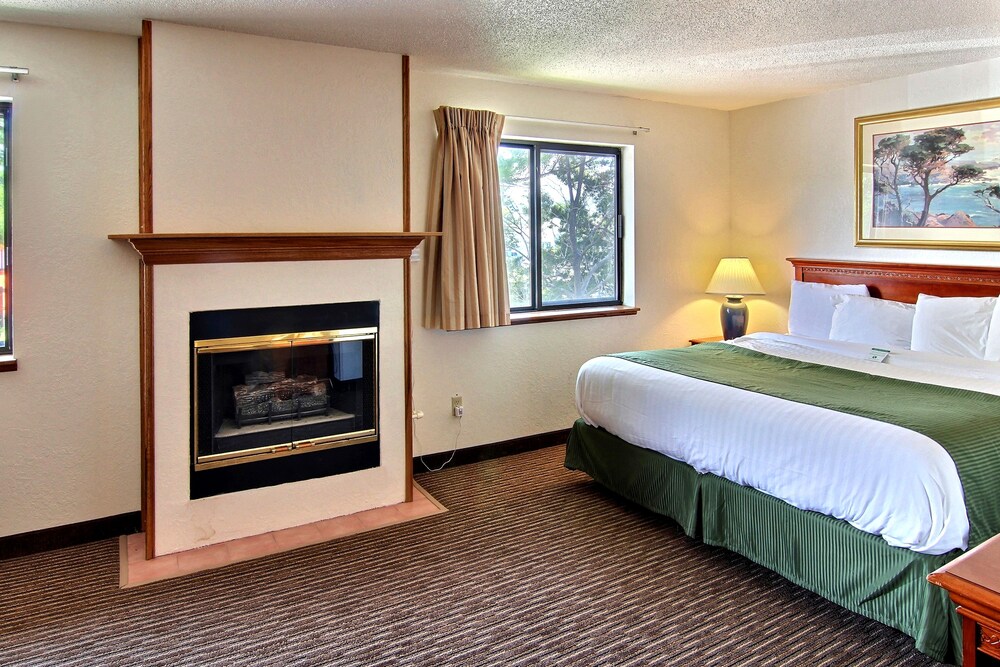 Days Inn & Suites by Wyndham Traverse City - photo 7