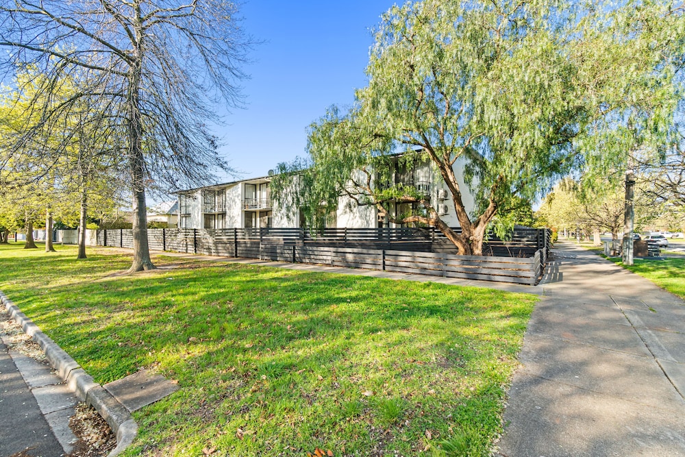 Peppertree Apartments — 4-Star Luxury Hotel in Sale, Australia